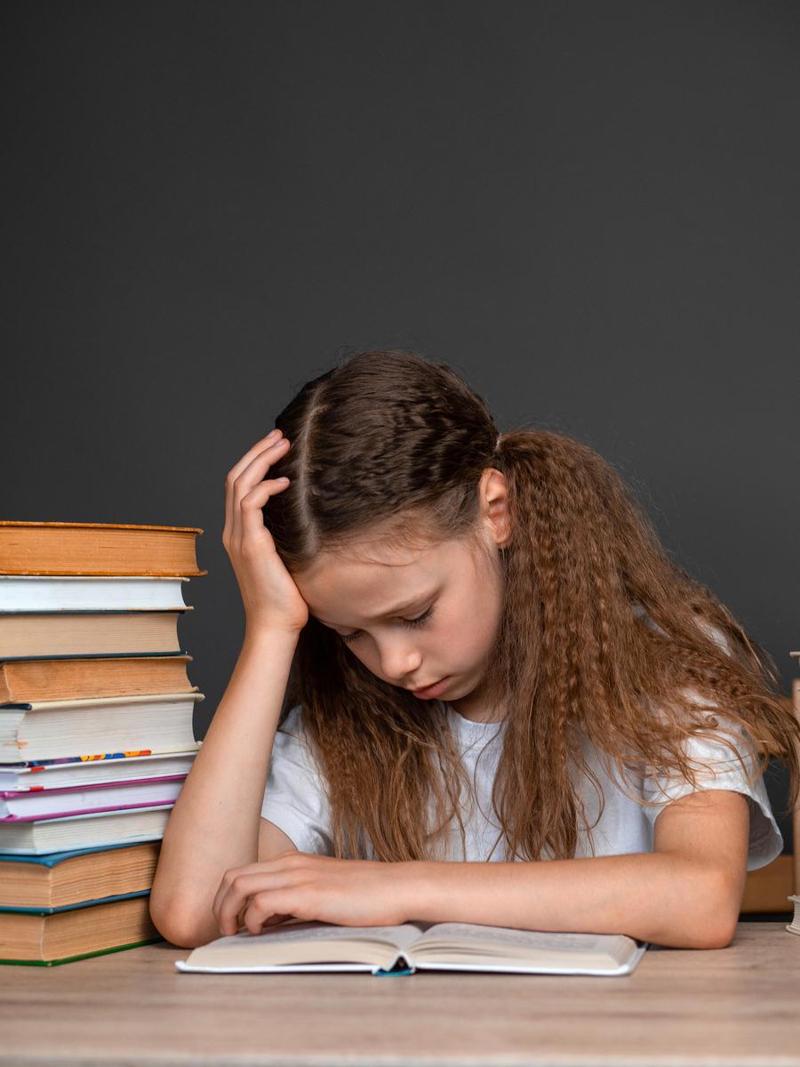 高中女孩厌学心理严重，心理辅导是否比家庭干预更有效？