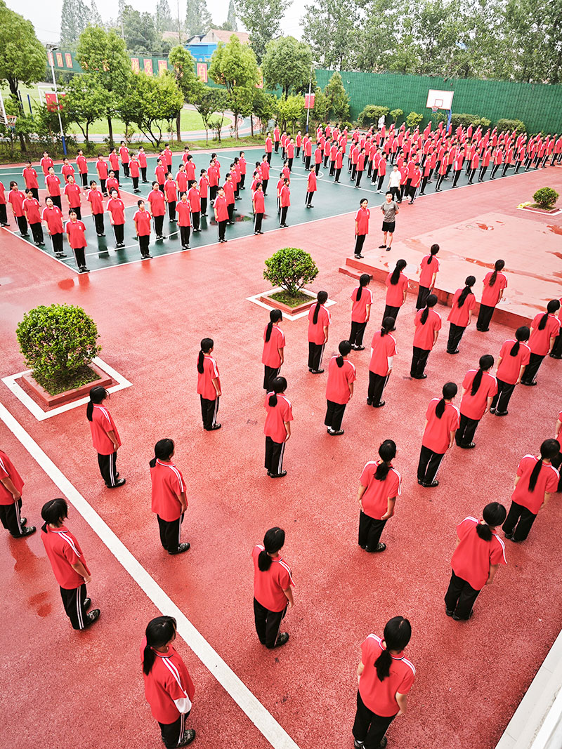 中学男孩沉迷网络,家庭如何建立长期约束机制?