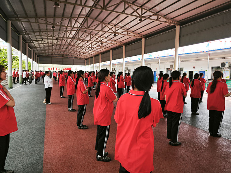 初中女孩网恋现象普遍，家长应如何理性介入？